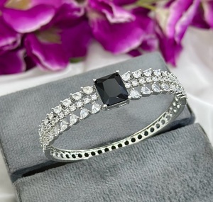 Magnifique bracelet ouvrable en argent finition argentée de qualité supérieure avec CZ pour collection de mariage et de fiançailles, à porter pour les fêtes pour femmes - Product Image 1