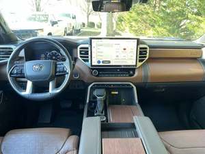 Toyota Tundra Híbrida 2024 Edición 1794 Muy Cuidada, Cabina CrewMax 4WD, Asientos de Cuero, Techo Panorámico, Pantalla Táctil - Product Image 5