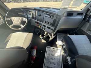Camión Semirremolque Cascadia 126 Sleeper USADO 2021 de Primera Calidad a Precio Accesible - Techo Elevado, 455HP, 12 Velocidades, Transmisión Automática Dt12, Listo para Enviar - Product Image 2