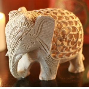 Décoration d'intérieur en marbre sculpté à la main, motif perforé Jaali, éléphant, pièce unique, fabriqué par des maîtres artisans - Product Image 4