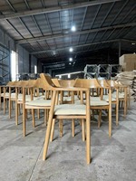 Fabrication fière de chaises vietnamiennes pour le marché mondial, offrant des solutions complètes de traitement des chaises sur demande
