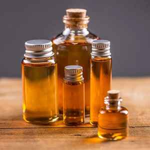 Aceite Esencial de Oud 100% Puro de Grado Terapéutico, Destilado al Vapor de Madera, Aroma Amaderado, Venta al Por Mayor a Granel de Bihar - Product Image 1