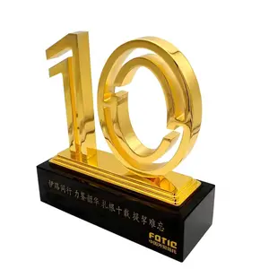 10周年記念のお祝いまたは10年の卓越した仕事と仕事の促進のトロフィーのための標準プレミアムゴールデン10テキスト賞