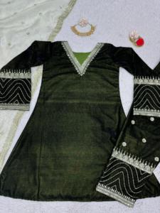 Ensemble haut et pantalon en velours de viscose pour soirée, de créateur indien, avec broderie lourde de fils et de sequins, et dupatta en soie organza - Product Image 6