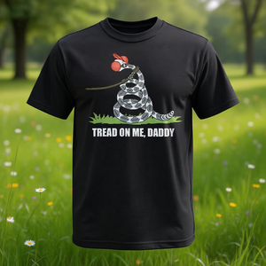 T-shirt da papà con grafica 'Tread on Me' - Categoria Promozionale - Product Image 3