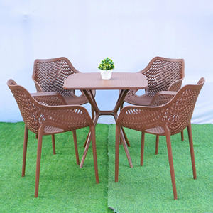 Ensemble chaise en plastique marron TM06 et table en plastique MN04 - Une façon simple de combiner durabilité et modernité - Product Image 1