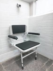 Siège de douche mural pliable réglable en hauteur avec dossier et accoudoirs rembourrés, robuste, capacité 190 kg, équipement de sécurité pour salle de bain - Product Image 4
