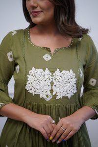 Ropa étnica india lanzando nueva colección de diseñador Mul algodón hilo pesado bordado trabajo Top y pantalón a precio de fábrica - Product Image 2