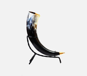 Pointe en laiton poli incrusté contemporain écologique et support en fer pour corne à boire en métal - Product Image 1