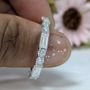 Anillo de Boda Cristiano Apilable de Moissanita con Corte Baguette Redondo de 1.30 Ct, Media Eternidad, para Mujer, Oro Blanco de 14K - Product Image 1