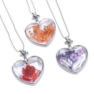 Pendentif en verre fait main en forme de cœur, avec fleurs séchées colorées et papillons incrustés, breloques pour la fabrication de colliers et bracelets DIY - Product Image 1