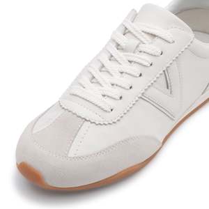 Pour les baskets Valentino Plush V-Detail blanches - Product Image 5