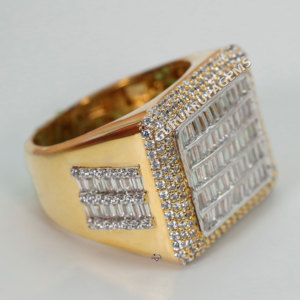 Anillo de Hip Hop redondo y Baguette de lujo elaborado con Plata de Ley 925 con diamante de moissanita de claridad VVS mejorada - Product Image 2