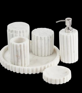 Ensemble d'accessoires de salle de bain en marbre blanc moderne |   Distributeur de savon, gobelet, pot et plateau en marbre artisanal pour une décoration de salle de bain de luxe - Product Image 3