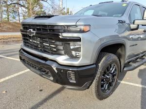 Oferta Especial: Chevrolet Silverado 2500HD 2026, Motor V8 Duramax Turbo-Diésel de 6.6L - Product Image 3