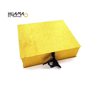 Caja de lujo para pelucas con brillo dorado y forro de satén, caja rígida con cierre magnético personalizado para extensiones de cabello, pelucas y postizos. - Product Image 3