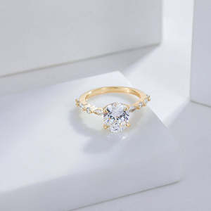 Bague de fiançailles en diamant Solitaire Moissanite Art Déco taille ovale avec marquise et pierres latérales rondes Alliance en or jaune 10 carats - Product Image 2