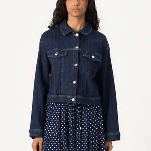 Meilleure vente Veste en jean pour femme en denim bleu moyen Fermeture à boutons et poches poitrine conçues pour les femmes pour un confort en toutes saisons - Product Image 1