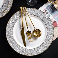 Vaisselle de luxe moderne européenne en porcelaine à bord doré pour la restauration, assiettes et plats de service pour salades et steaks