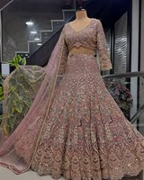 Magnifique Lehenga Choli évasé pour fêtes d'hiver, orné de sequins, avec couches de cancan en toile, fausse fourrure et matériaux recyclés, résistant à l'humidité