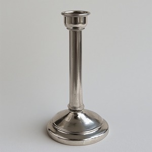 Portavelas de Navidad plateado de lujo diseñado con detalles pulidos que ofrecen un estilo premium para una decoración elegante del hogar - Product Image 3