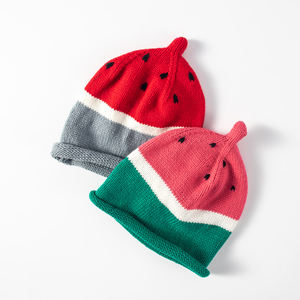 Gorro de punto de fruta personalizado para niños, conjunto de gorro de algodón acrílico con diseño de sandía con nudo superior para uso en invierno de bebés y niños pequeños - Product Image 2