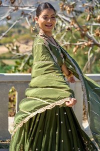 Lehenga Choli Tradicional India con Bordado en Hilo y Trabajo Zari, Exportador de Moda Femenina, Compra en Línea en India - Product Image 4