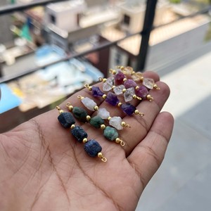 Conector de Zafiro Azul Natural en Bruto OEM al por Mayor, Bañado en Oro, Barra Triple de Cristal de Zafiro en Bruto, Amuleto de Eslabón con Piedra de Nacimiento de Septiembre - Product Image 4