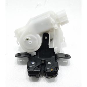 Serrure de hayon arrière Toyota Yaris Série 69350-02090 (17>20) - Product Image 1