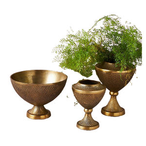 Urna de flores de metal plateado con asa para decoración de jardín Urnas de flores de metal de alta calidad para interiores y exteriores - Product Image 5