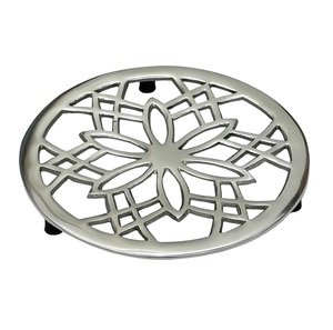 Trivet ดูเรียบง่ายและมีระดับด้วยการออกแบบใหม่ การออกแบบที่เป็นเอกลักษณ์ด้วยขี้เกียจโลหะชุบนิกเกิลขัดเงาสําหรับใช้ในบ้านและห้องครัว - Product Image 1