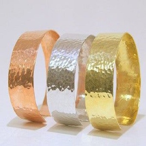 Brazaletes de latón hechos a mano de tamaño personalizable de la mejor calidad, diseño de amantes de tendencia para regalo - Product Image 4