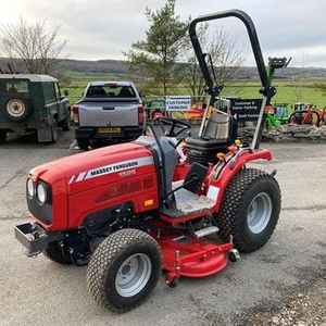 Tracteur compact à conducteur marchant Top Pressure Massey Ferguson 1525, 8 CV, 4 roues motrices, avec plateau de coupe de 60 pouces, moteur, boîte de vitesses et pompe - Product Image 1