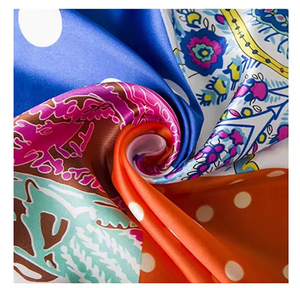 Bufanda de seda pura para mujer Bufanda de cabeza estampada Bufanda cuadrada de seda de moda para mujer Logotipo personalizado Hijab de seda - Product Image 4
