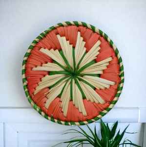 Cesta colgante de pared de ratán hecha a mano, ratán de pared Multicolor Natural Moonj, decoración tejida a mano para pared - Product Image 1