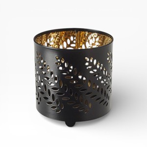 Bougeoir en métal noir avec motif de feuille découpée et intérieur doré pour une décoration intérieure de luxe - Product Image 1