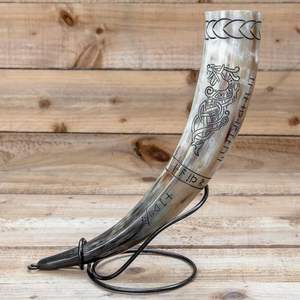 Corne à boire Viking festive fabriquée à la main pour l'hydromel et la bière parfaite pour les fêtes de Noël et les acclamations des fêtes - Product Image 1