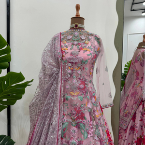 Nouveau fil lourd de filet de papillon de vêtements de mariage de concepteur avec le haut de travail de broderie de séquence et la robe en soie américaine et avec Dupatta - Product Image 1