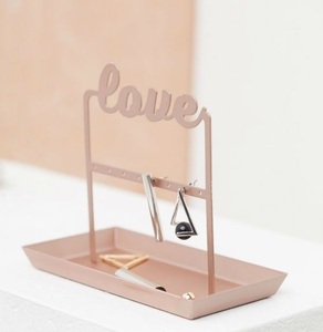 Porte-bijoux en métal de conception standard avec une structure simple et pratique pour organiser des colliers, des bagues et des boucles d'oreilles - Product Image 1