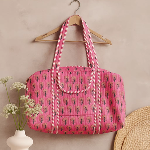 Para Pink Boho Floral acolchado Duffle Bag hecho a mano Vintage Charm Travel Tote con cremallera Vibrant Blue Patchwork Storage - Product Image 1