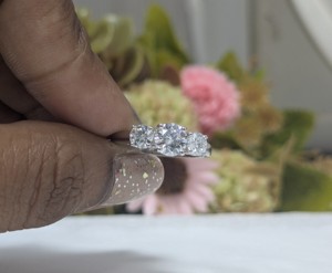 Anillo de compromiso con diamante cultivado en laboratorio de corte redondo de 0.70 quilates, anillo de tres piedras de oro blanco macizo de 14 quilates, regalo de Navidad para mujer - Product Image 4