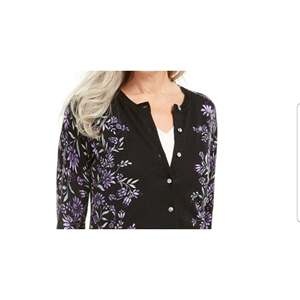 Cardigan Viola con Stampa Floreale e Bottoni per Donna di Karen Scott, Taglia Piccola, Elemento Floreale alla Moda - Product Image 2