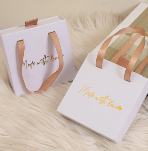 Boîtes à bijoux carrées en satin avec logo personnalisé, emballage élégant pour boucles d'oreilles, cadeaux, ajout d'une touche personnalisée - Product Image 4