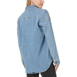 Chemise en jean légère pour femme conçue avec un bouton classique sur le devant et une coupe fuselée polyvalente - Product Image 2