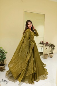Robe maxi en mousseline de soie Anarkali de créateur ethnique pour femmes Lehenga Choli sans plis pour les fêtes - Product Image 2