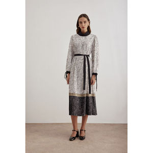 Robe plissée Off-White avec ceinture - Légère, respirante, de haute qualité pour les fêtes - Product Image 1