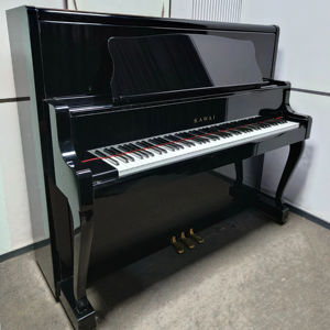 Piano droit japonais TOP Kawai SA8E pour performance professionnelle, livraison mondiale disponible, planche sonore en bois massif SA8E - Product Image 1