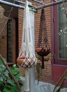 Porte-plante en macramé bohème chic, fait à la main en corde de coton, suspendu, extérieur, écologique, taille personnalisable, décoration murale pour la maison - Product Image 6