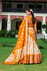 Dola Moderne Soie Longueur Sol Lehenga Choli Décolleté en Coeur Imprimé Shibori Zari Tissage Bordure des Deux Côté Glands pour Mariage - Product Image 6