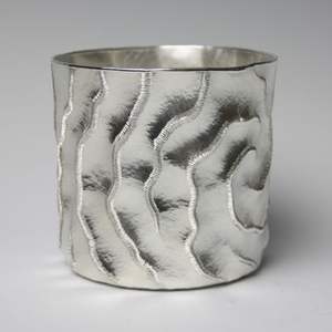 Ensemble de vases modernes ovales creux en aluminium, sculpture décorative finition argentée, pièce d'art pour étagère de table et style intérieur de maison - Product Image 6